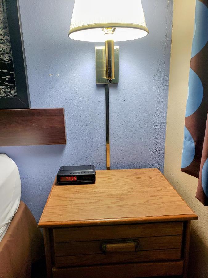 Super 8 By Wyndham Chariton Hotell Exteriör bild